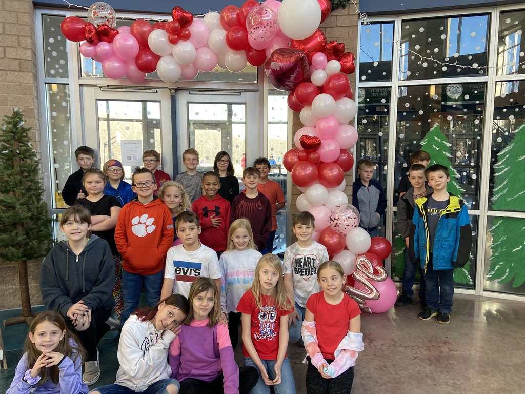 Students under balloon arch from Dacusville Balloon Company