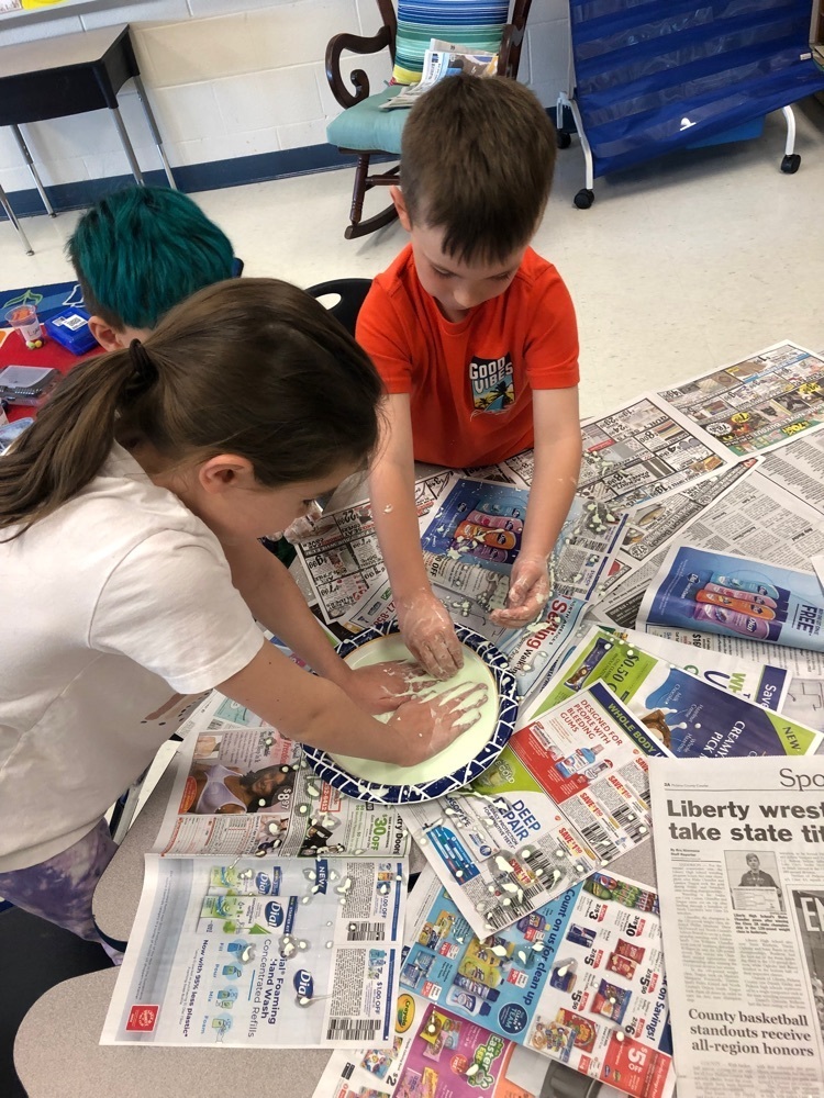 Miss Cole’s class ending read across America week with some oobleck fun! #dacusvillegrown  