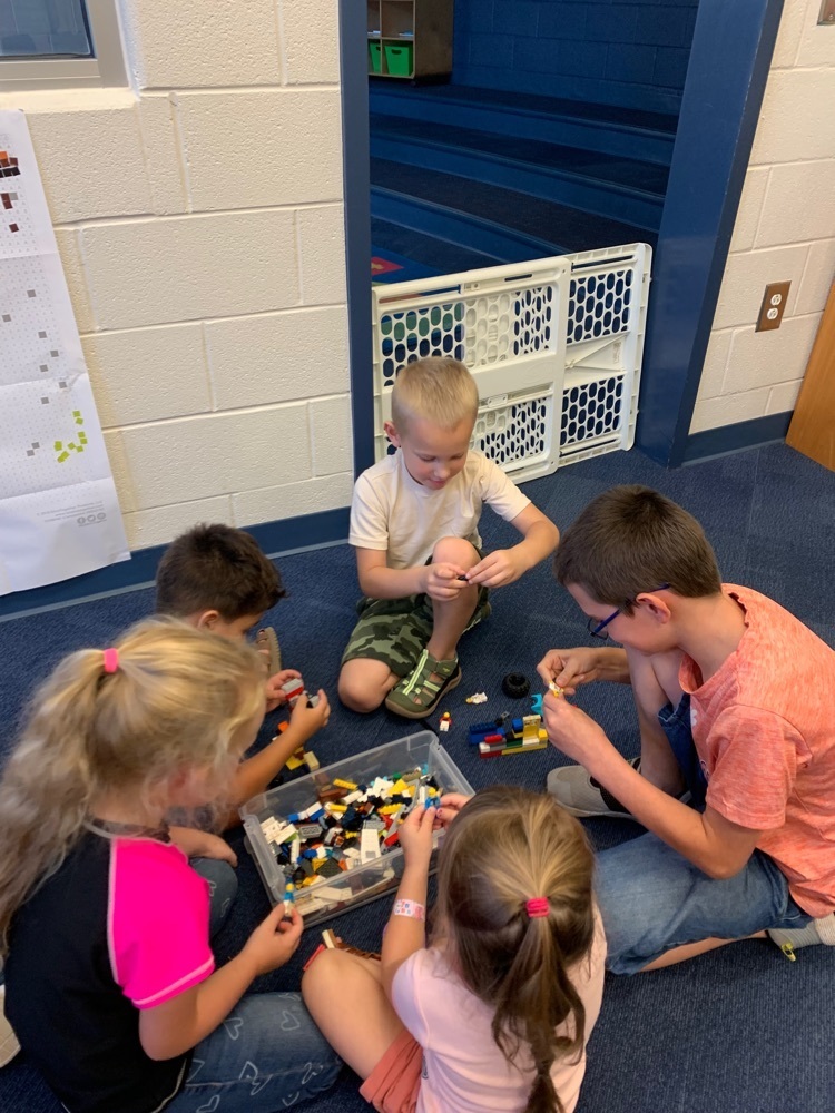 Ms. Coates’ class loved playing a partner game in math this week to practice recognizing numbers 1-5! #dacusvillegrown