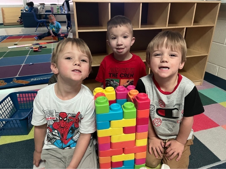 3K is in the middle of their buildings unit.  They are using their imagination to make their own buildings with different “materials.” #dacusvillegrown